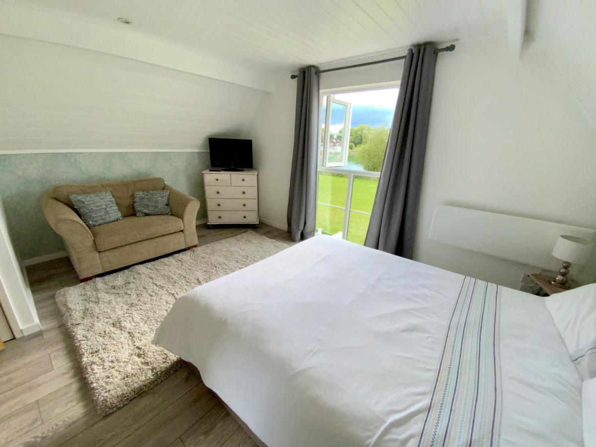 'That One' Our Cotswold Lakeside Lodge Cirencester Luaran gambar