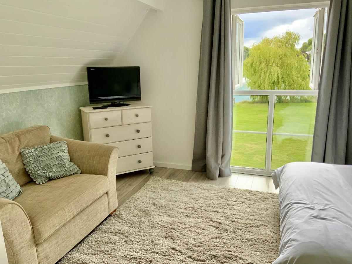 'That One' Our Cotswold Lakeside Lodge Cirencester Luaran gambar