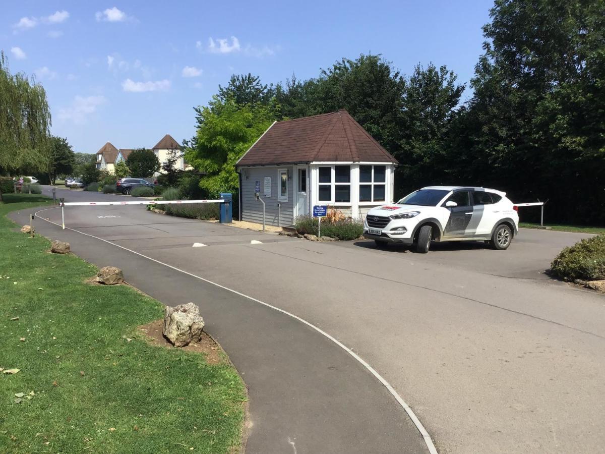 'That One' Our Cotswold Lakeside Lodge Cirencester Luaran gambar